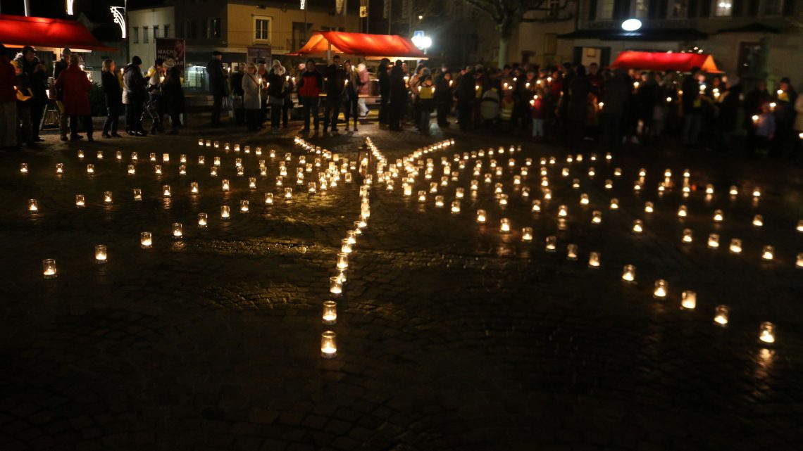 Weihnachtsliedersingen auf dem Dorfplatz Oberuzwil