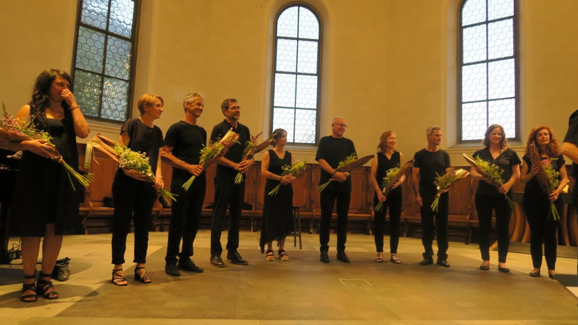 Stimmbänder, die die Herzen berührten